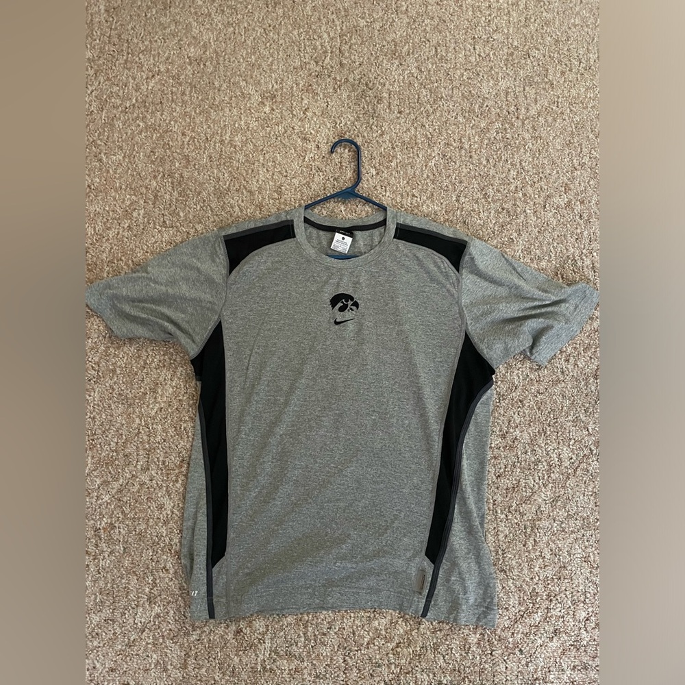 Nike Iowa Hawkeyes Dri Fit Men’s Shirt L